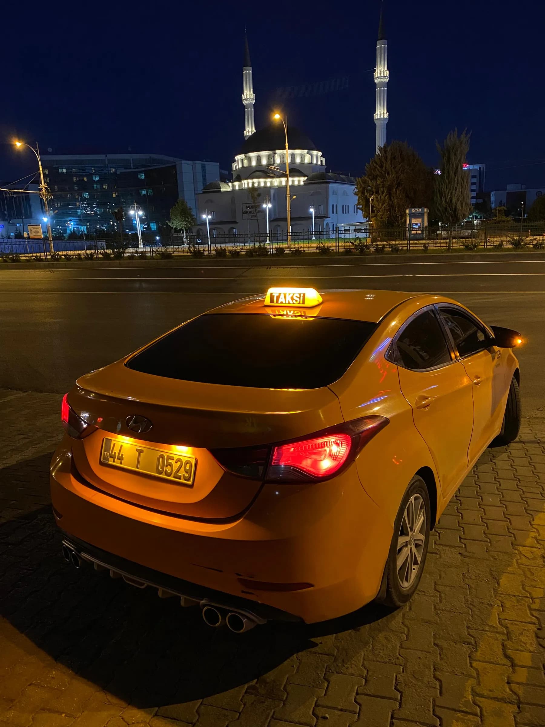 Gece Malatya'da cami önünde bekleyen sarı Saray Taksi, plaka 44 T 0529