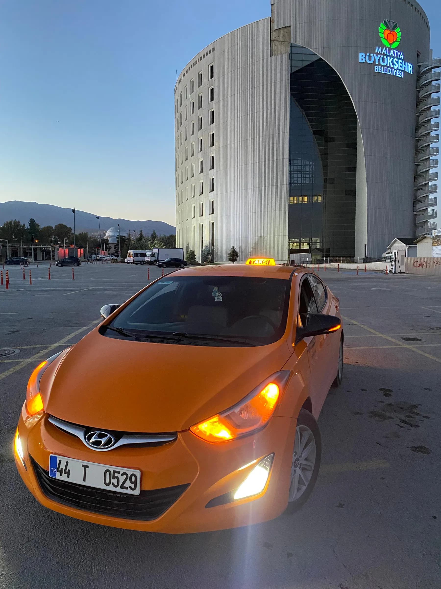 Malatya Büyükşehir Belediyesi binası önünde Saray Taksi